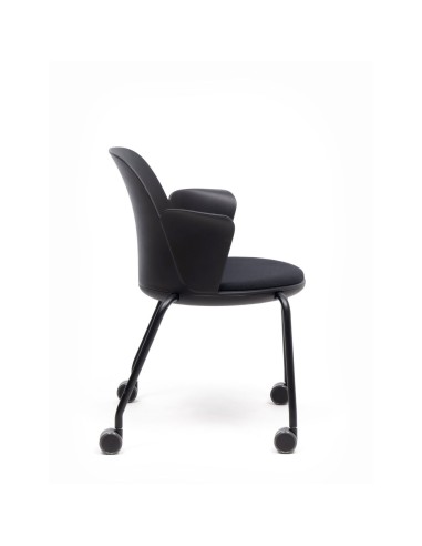 Vue de profile de la chaise Haali avec accoudoirs et roulettes pour salle de conférence