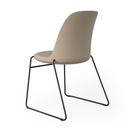 Vue de dos de la chaise Haali de réunion en coloris beige et pied traîneau