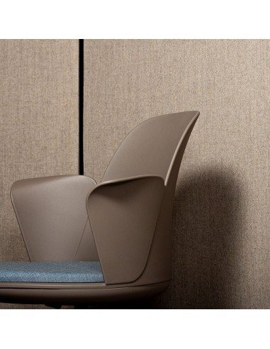 Chaise Haali couleur taupe avec coussin gris pour salle de conférence et bureau - accoudoirs et hauteur réglable