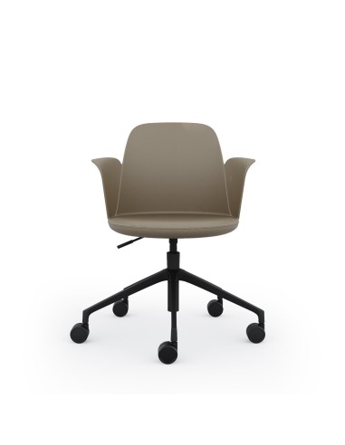 Vue de face de la chaise Haali avec accoudoirs et roulettes design moderne beige