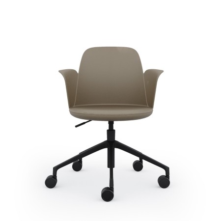 Vue de face de la chaise Haali avec accoudoirs et roulettes design moderne beige