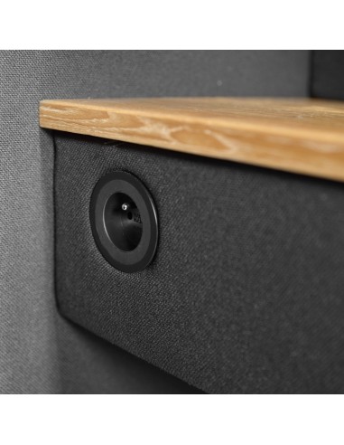 Vue détaillée de la tablette de travail et de la prise de courant dans la cabine Quadra. - Quadra