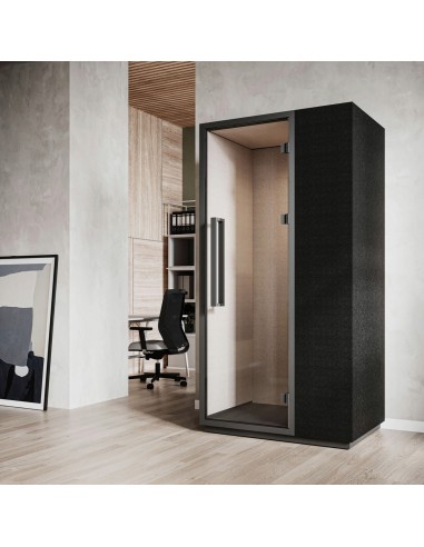 Cabine acoustique Quadra installée dans un bureau moderne à l’ambiance chaleureuse. - Quadra
