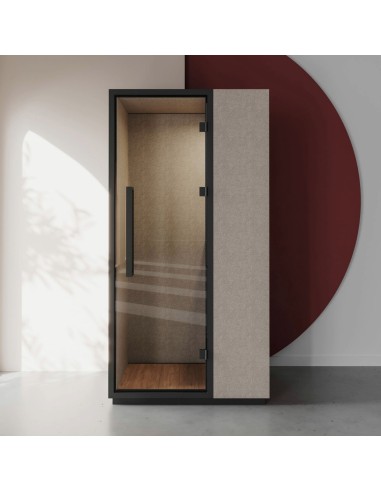 Cabine acoustique Quadra en finition bois et gris clair dans un espace design. - Quadra