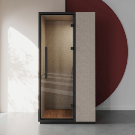Cabine acoustique Quadra en finition bois et gris clair dans un espace design. - Quadra