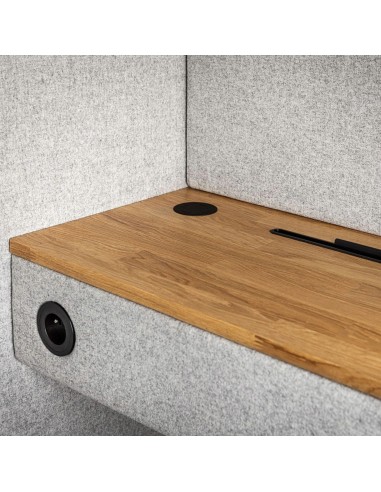 Cabine Quadra avec porte pleine et aménagement intérieur en bois clair. - Quadra