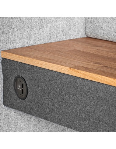 Tablette en bois intégrée à la cabine acoustique Quadra avec prise de courant. - Quadra