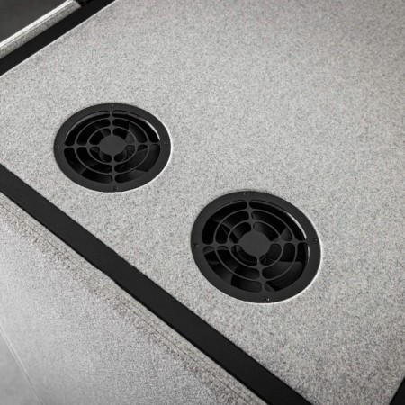 Détail des prises intégrées à la cabine acoustique Quadra. - Quadra