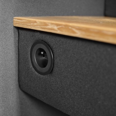 Vue rapprochée de la finition en feutrine et des prises de la cabine Quadra. - Quadra