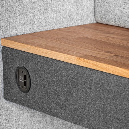 Détail du plan de travail en bois et des finitions textiles de la cabine Quadra. - Quadra