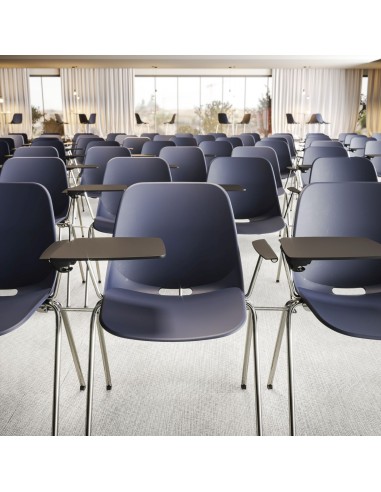 Salle de conférence avec chaise Eggo 220 avec tablette écritoire