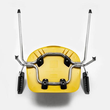 Vue de dessous de la chaise design moderne Eggo - pieds chromés