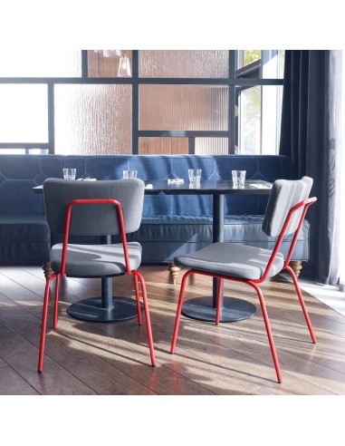 Zone de détente lumineuse meublée avec chaises Epocc assorties à la décoration murale