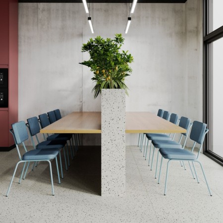 Ambiance chaleureuse avec chaises Epocc autour d’une grande table de formation