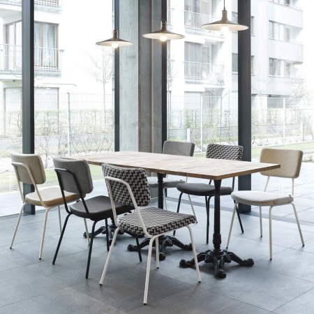 Chaises Epocc EP 215 installées dans une salle de réunion au style vintage industriel