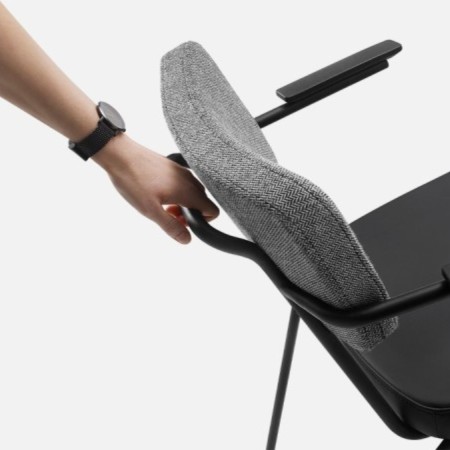 Détail poignée de la chaise Epocc EP 215 empilée avec accoudoirs