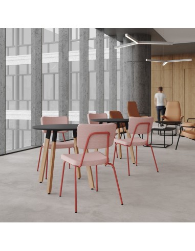 Disposition en cercle des chaises Epocc pour un atelier collaboratif créatif