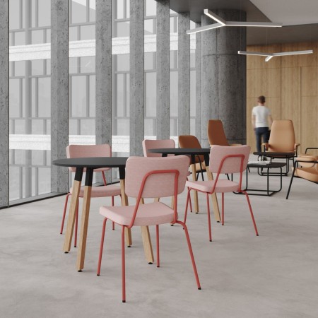 Disposition en cercle des chaises Epocc pour un atelier collaboratif créatif