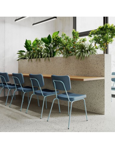 Espace de coworking aménagé avec des chaises Epocc aux lignes sobres et confortables