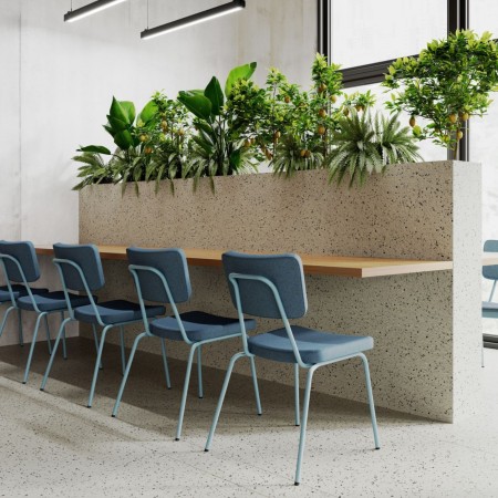 Espace de coworking aménagé avec des chaises Epocc aux lignes sobres et confortables