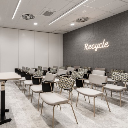 Vue en situation  chaises Epocc EP 220 empilées dans un espace de réunion