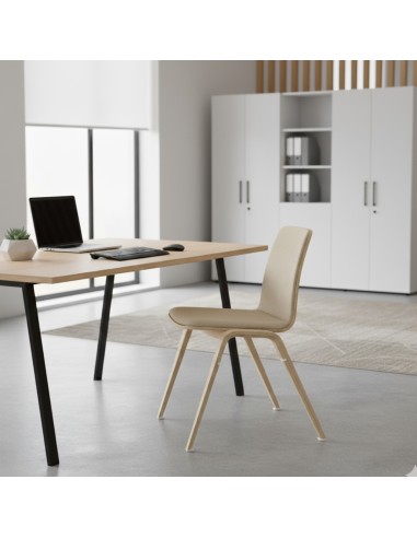 Chaise Woodstock beige avec pieds bois clair devant un bureau moderne