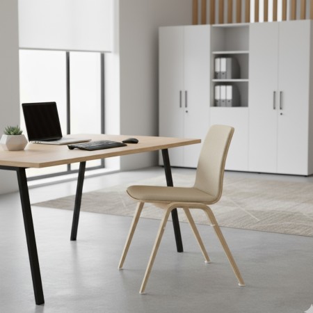 Chaise Woodstock beige avec pieds bois clair devant un bureau moderne
