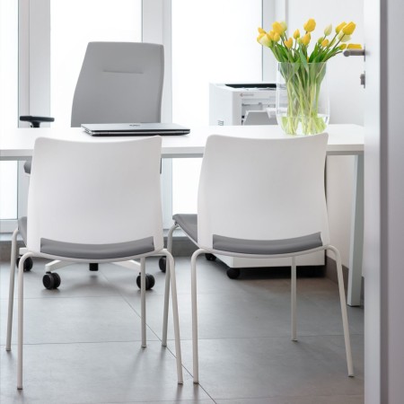 Ambiance coworking avec chaises FD 215 en finition 2M grise