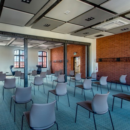 Chaise Fendo FD 215 2M bleu – vue en situation dans un open space conférence