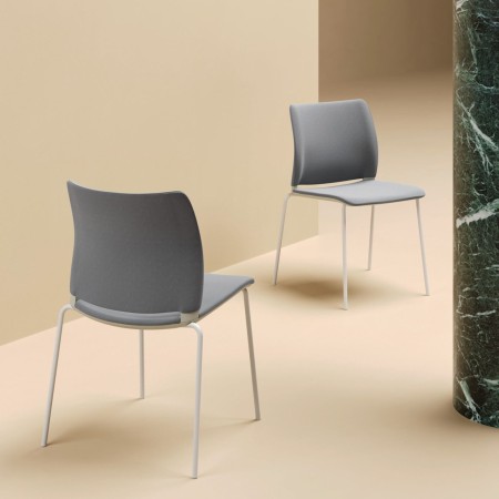 Deux chaises entièrement capitonnées confort premium Fendo 215