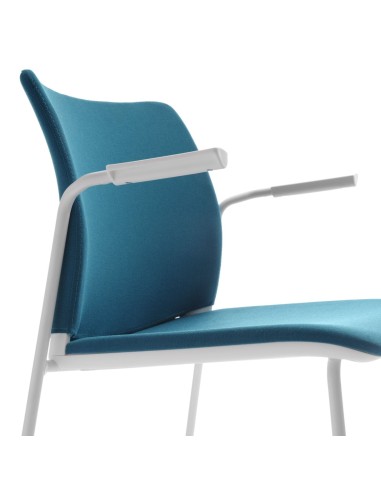 Zoom sur les accoudoirs en blancs de la chaise Fendo FD 220