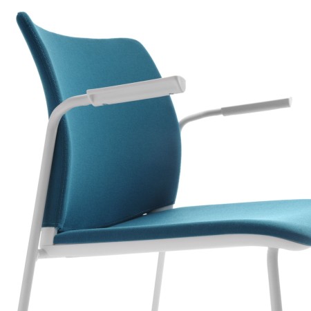 Zoom sur les accoudoirs en blancs de la chaise Fendo FD 220