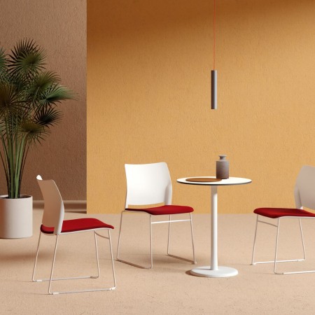 Salle d'accueil avec chaises confortables Fendo - piètement luge et assise rouge