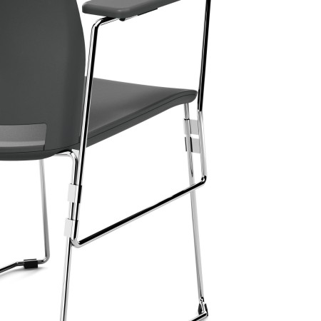 Vue détaillée du piètement luge chromé FD 271 avec connexion pour tablette écritoire