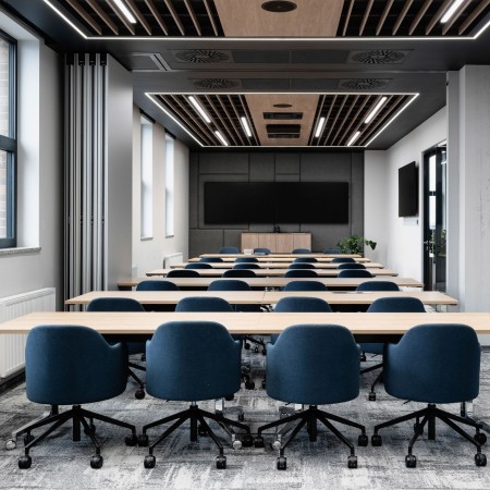 Grande salle de conférence avec rangées de chaises Flos bleues - confort premium au travail