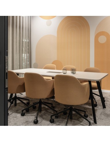 Salle de réunion beige avec chaises confortables sur roulettes et accoudoirs Flos
