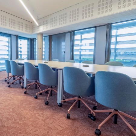 Salle de réunion longue table avec fauteuil de réunion bleus Flos