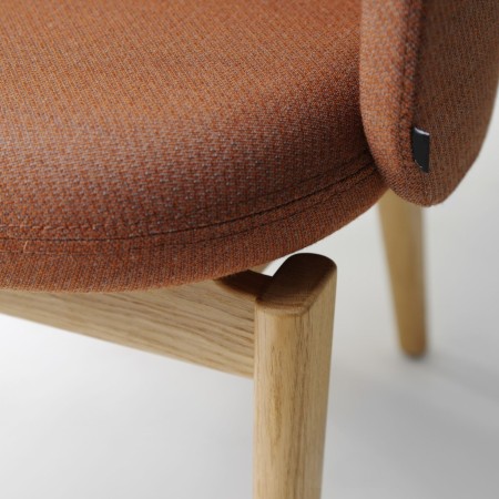 Zoom sur le piètement bois naturel de la chaise Flos