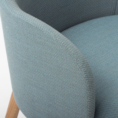 Assise rembourrée confortable avec accoudoirs intégrés