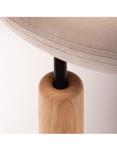 Zoom sur le pied en bois de la chaise Flos 740