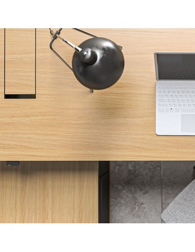 Bureau en bois clair avec plateau spacieux et rangement intégré, idéal pour espace de travail ergonomique