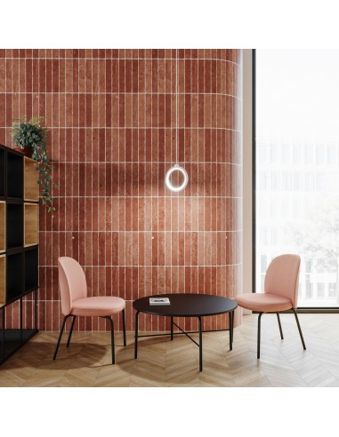 Chaise Flos FS K 215 intégrée dans une salle d’attente rouge corail