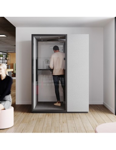 Cabine Quadra en utilisation dans un espace de travail moderne. - Quadra