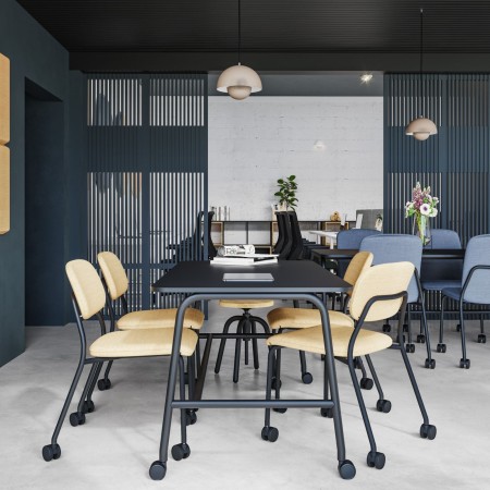 Chaise Hens HS 261 utilisée dans une entreprise au style épuré