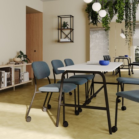 Chaise Hens HS 261 utilisée dans une salle de conférence moderne