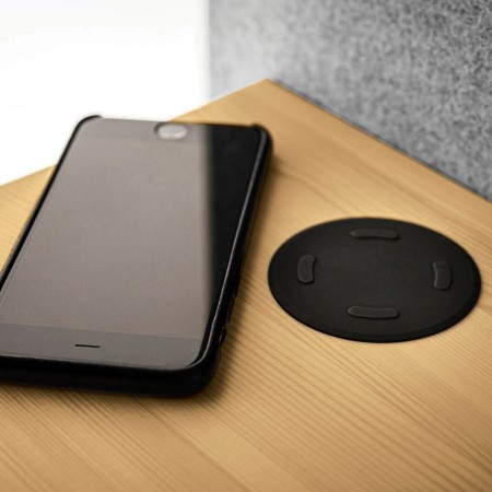 Tablette en bois avec chargeur intégré dans la cabine Treehouse. - Treehouse