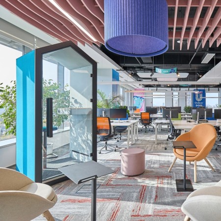 Cabine acoustique Treehouse dans un espace de coworking lumineux. - Treehouse