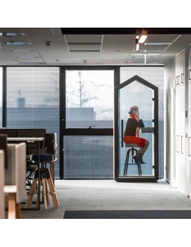 Cabine Treehouse vue de côté avec grande surface vitrée. - Treehouse