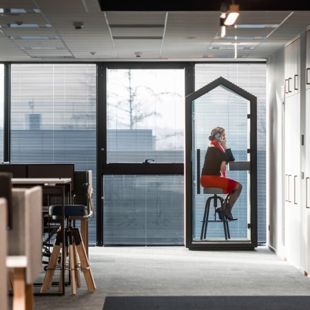 Cabine Treehouse vue de côté avec grande surface vitrée. - Treehouse