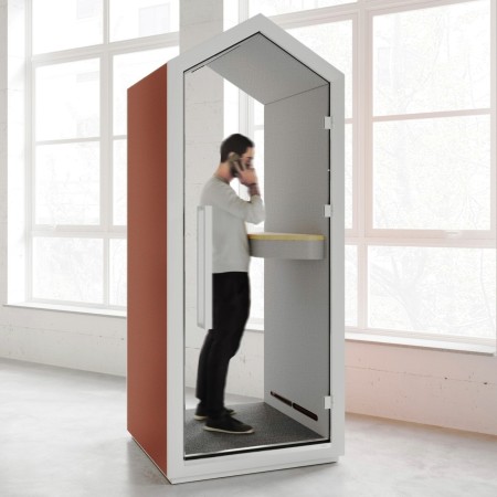 Cabine Treehouse ouverte avec cadre noir et parois grises. - Treehouse